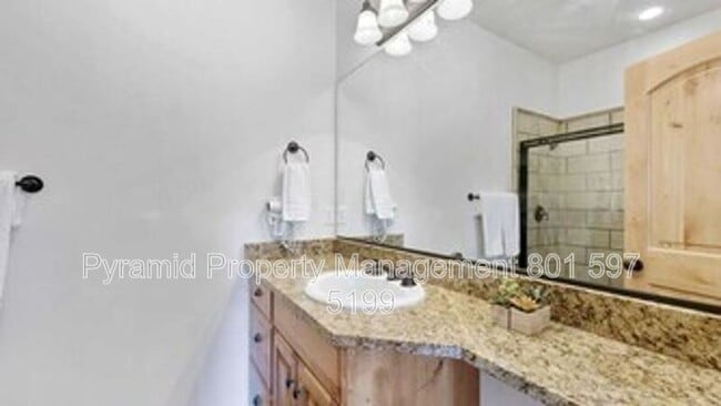 Building Photo - 5063 E Lakeview Dr
