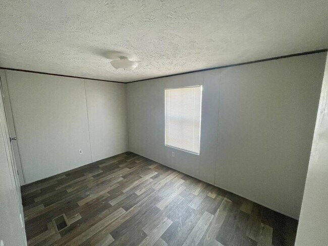 Foto del edificio - 555 Crandlemire Rd