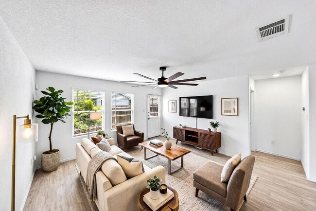 Building Photo - UP TO 1 MONTH FREE RENT!!! No Stairs, No Carpet, No Compromises.