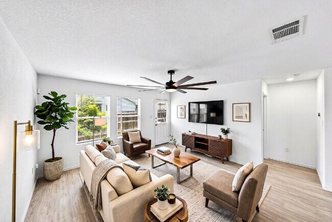 Foto del edificio - UP TO 1 MONTH FREE RENT!!! No Stairs, No Carpet, No Compromises.