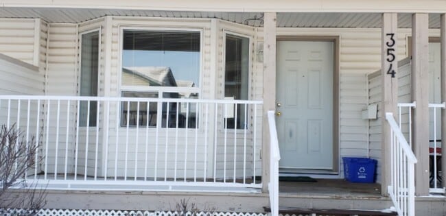 Building Photo - 3 Bed 2.5 Bath Unit in Red Deer, AB