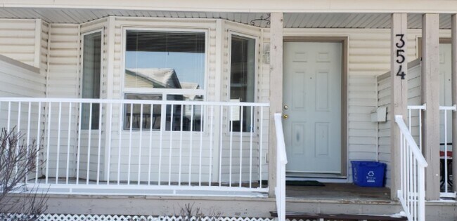 Photo du bâtiment - 3 Bed 2.5 Bath Unit in Red Deer, AB