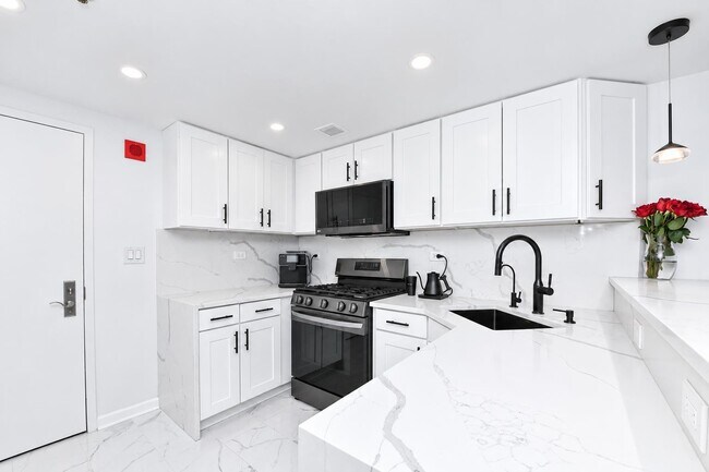 Building Photo - 700 1st St