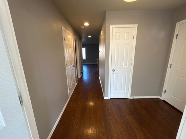 Foto del edificio - Beautiful 4 Bedroom Home in Desirable Willamette Landing!!