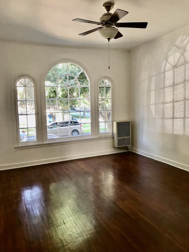 Living Room - 4300 Willow Brook Ave