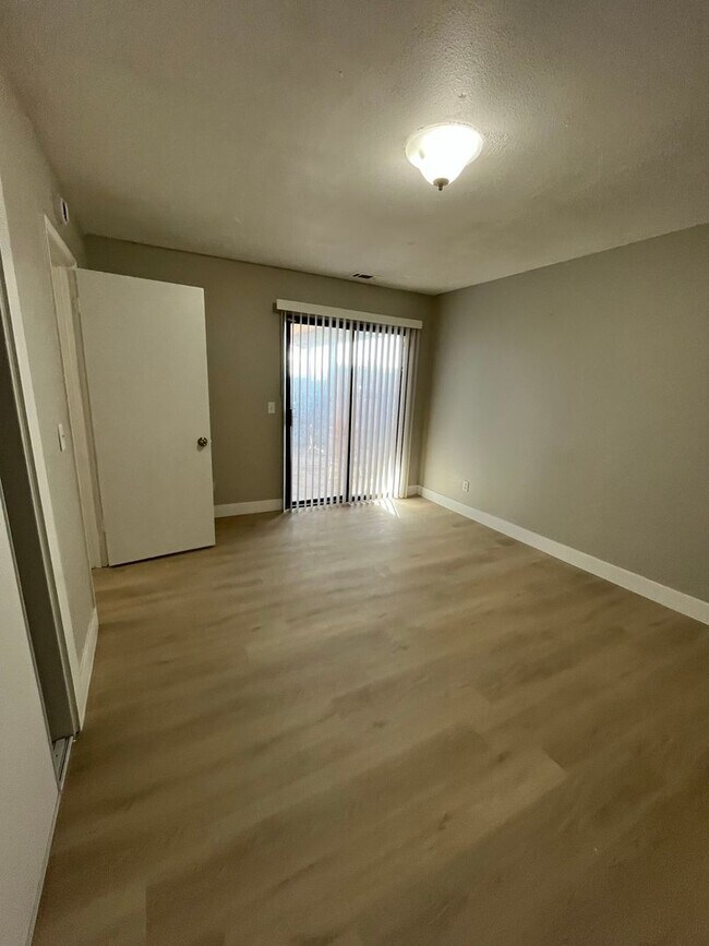 Foto del edificio - 20460 Rimrock Rd E
