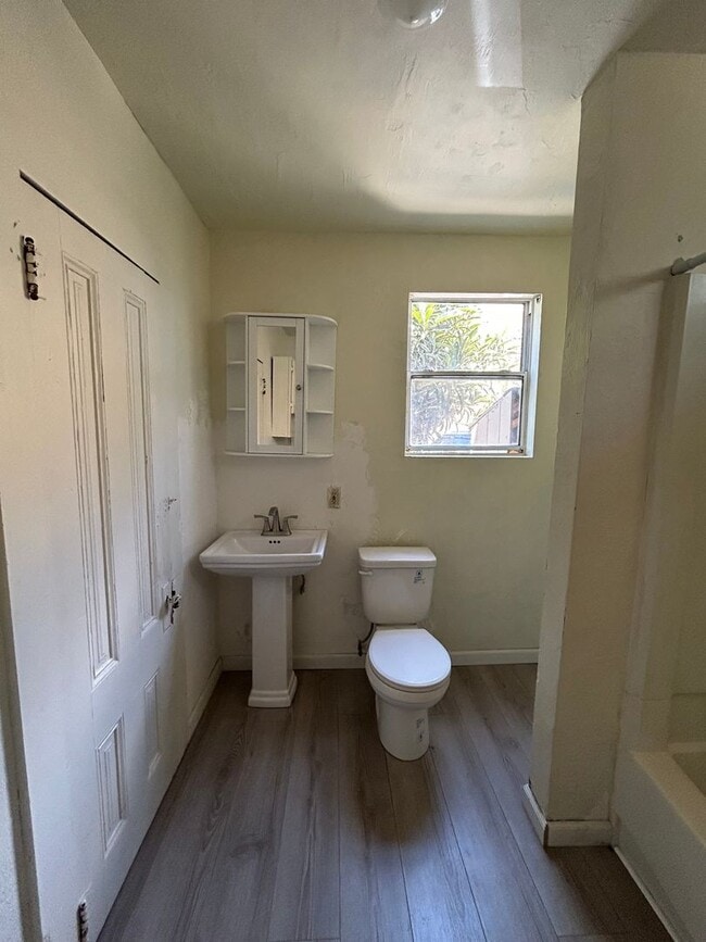 Building Photo - 3 Bedroom 1 Bathroom Single-Story