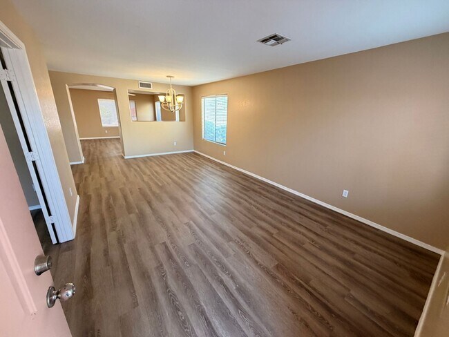 Foto del edificio - Charming 3Bdm 2Ba N. Phoenix Home with NO Carpets!