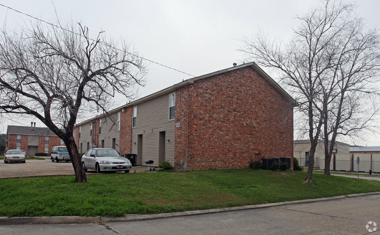 Building Photo - 1701 Ryder Dr