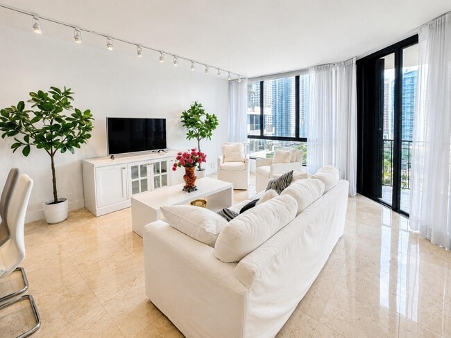 Building Photo - 520 Brickell Key Dr