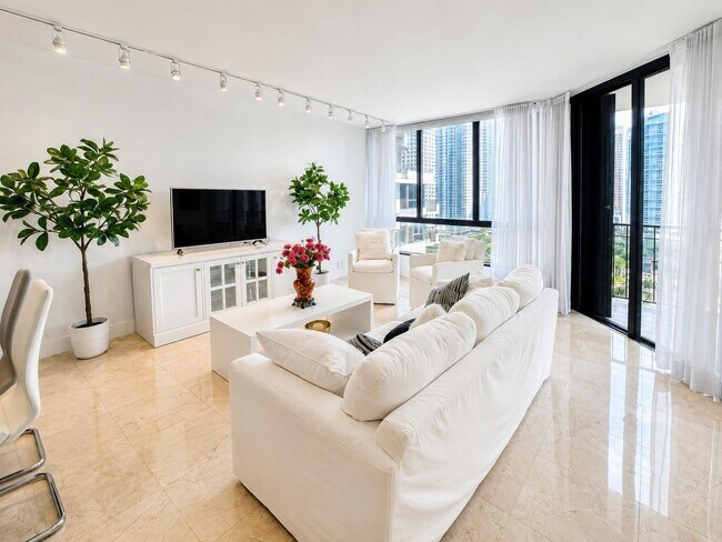 Building Photo - 520 Brickell Key Dr
