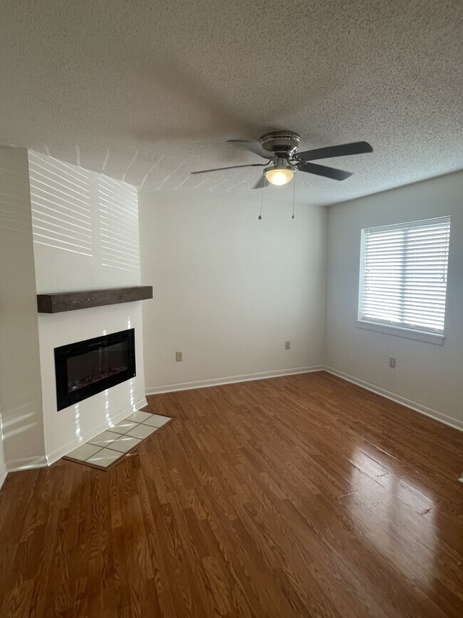 2 dormitorios - Sala de estar - Deer Run Apartments