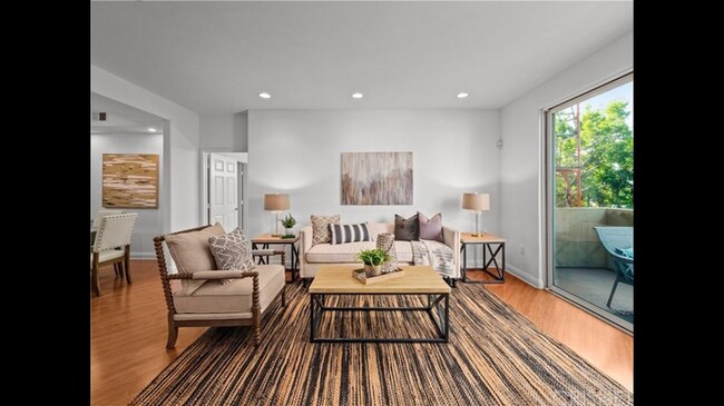 Foto del edificio - 5703 Laurel Canyon Blvd