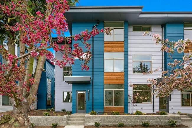 Building Photo - 3 year old Crown Hill townhome