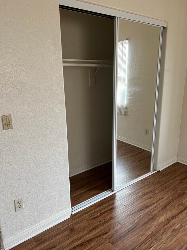 Closet - 1042 W 39th Pl