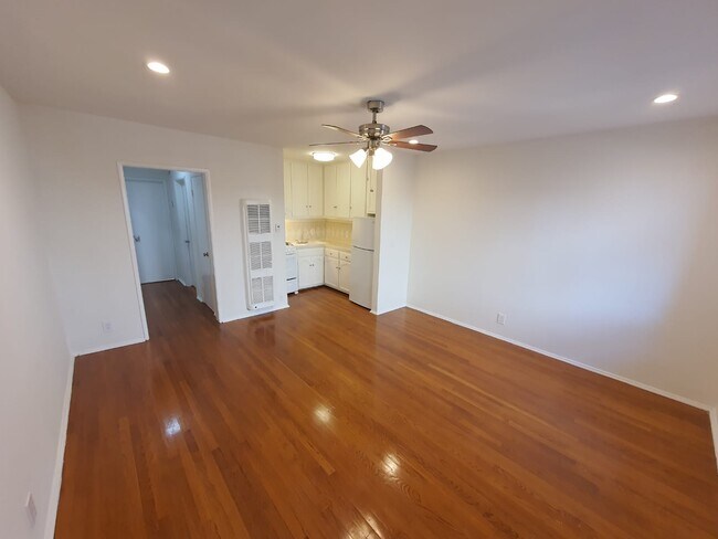 Building Photo - 3011 Rowena Ave