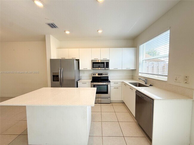 Foto del edificio - 12440 NW 23rd Ct