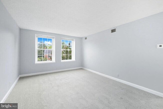 Building Photo - 2856 S Buchanan St