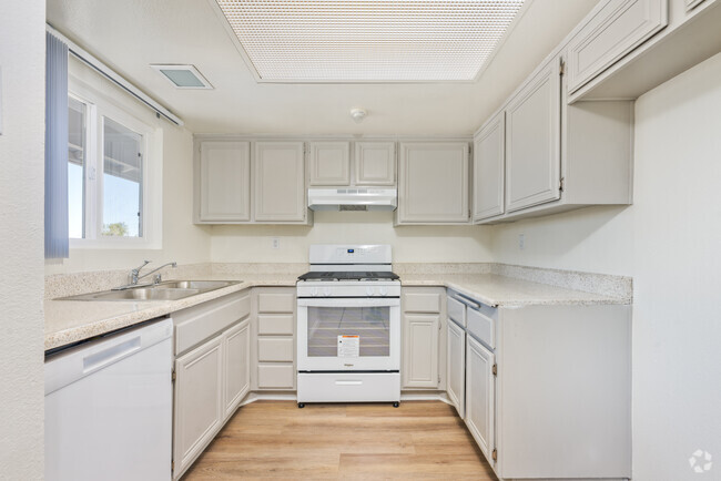 2BR, 2BA - 950SF - Kitchen - Northport Apartments