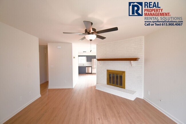 Foto del edificio - Adorable, updated 2 bd 2 ba duplex! Washer/dryer included and large fenced in back yard!