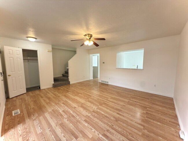 Foto del edificio - 4 Bedroom Clearfield Town Home Available i...