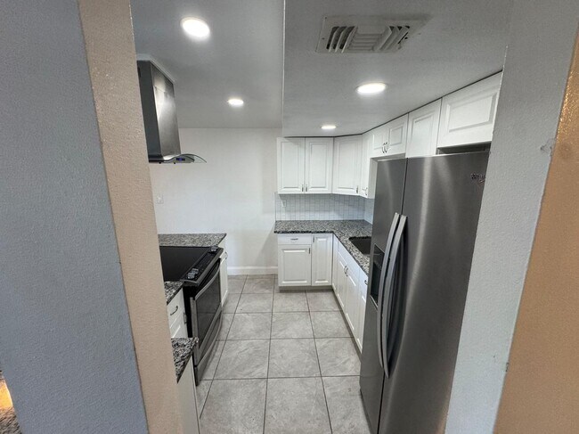 Foto del edificio - 8715 N Hyaleah Rd