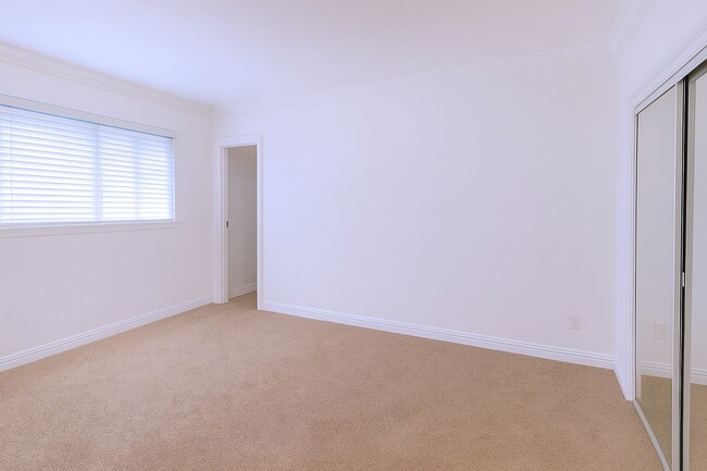 Building Photo - 216 S Gale Dr