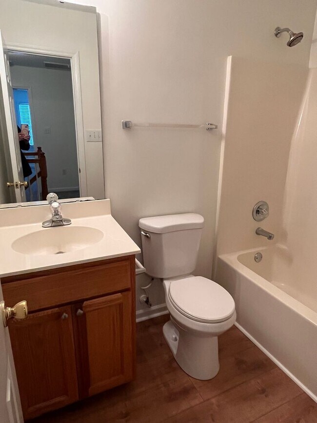 Building Photo - Cute 3 bedroom 1.5 bath home located close...