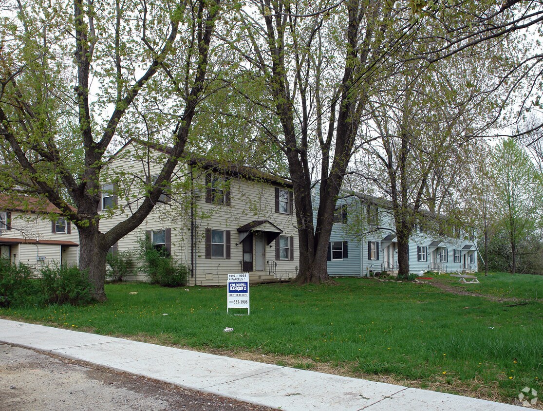 Building Photo - 8998-9008 Maple Grove Rd