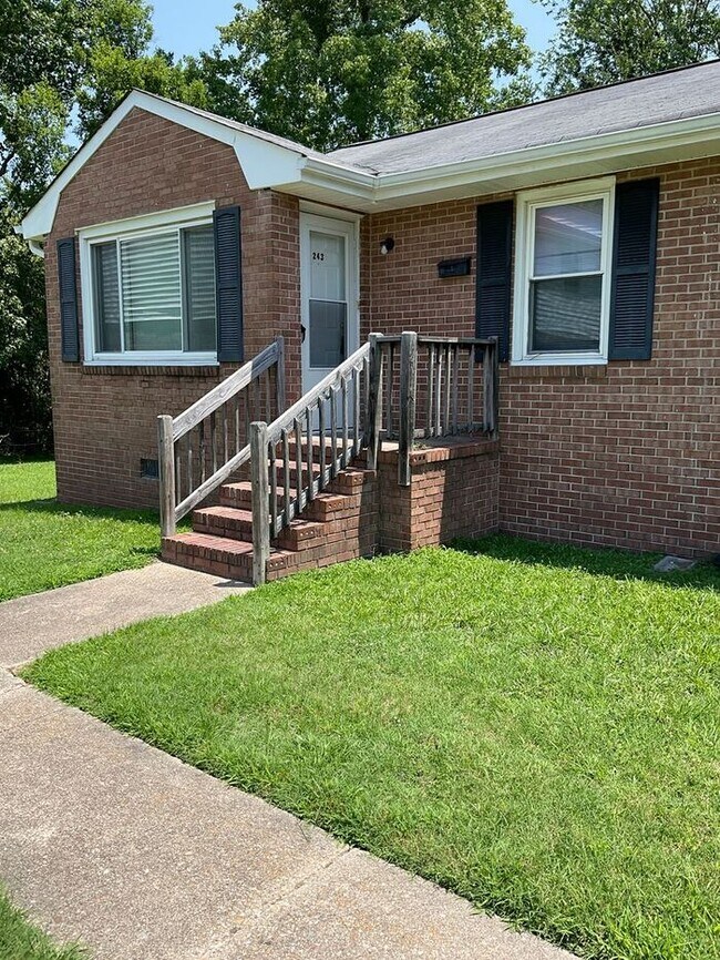 Foto del edificio - 3 bedrooms one bath apartment located in the Highlands, section of Portsmouth