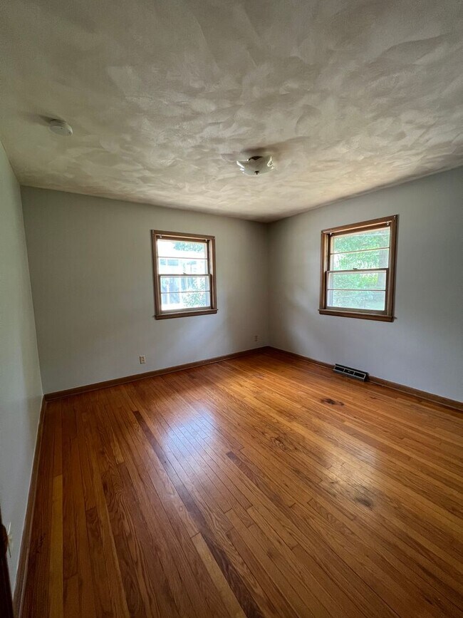 Foto del edificio - 3 bedroom 1.5 bath home available now!