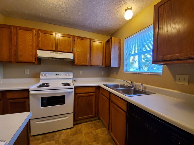Foto del edificio - 4 bedroom, 2 bathroom duplex.