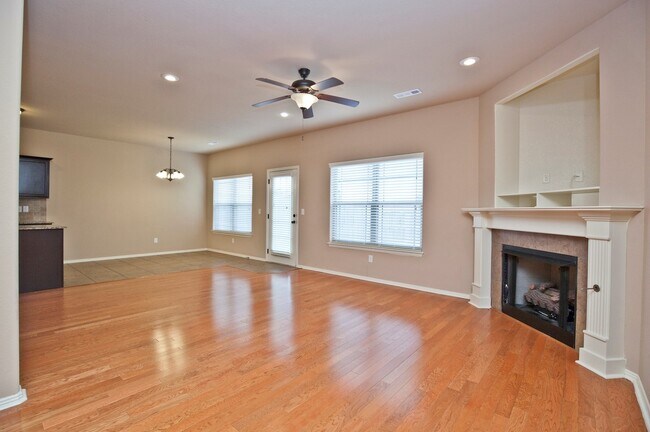 Foto del edificio - ***901 Oakwood Lane***
