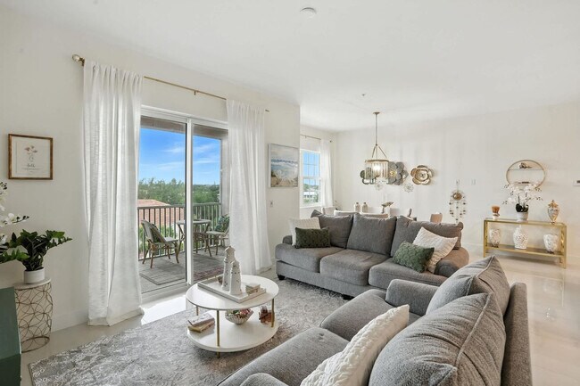 Foto del edificio - 15900 Royal Pointe Ln