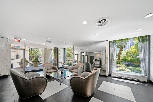 Building Photo - 2 bedroom condo with built in washer/dryer...