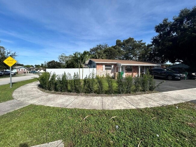 Foto del edificio - 4350-4352 SW 62nd Ave