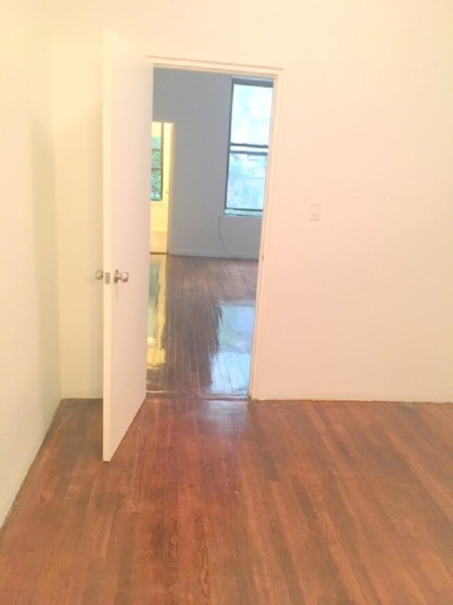 Building Photo - 406 E 83rd St