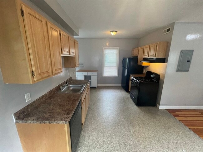 Building Photo - 16-18 Brackett St