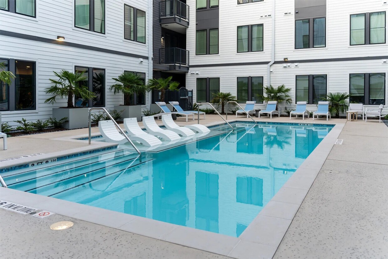 Foto principal - 1690 North Loop