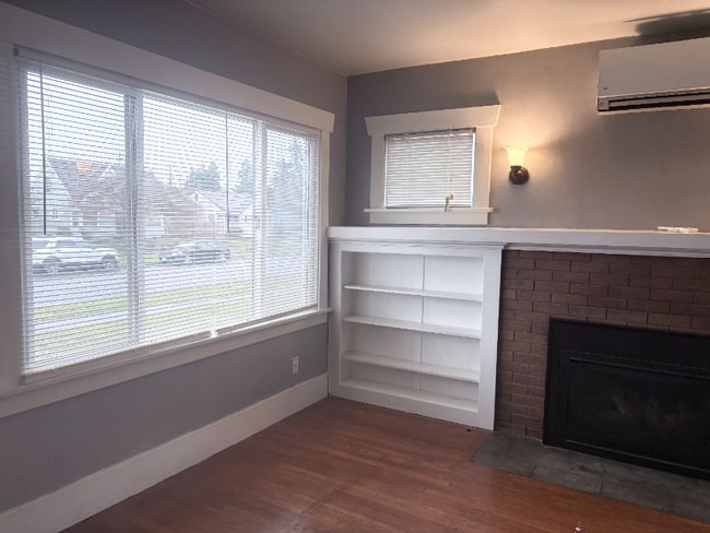 Building Photo - 3806 S Ainsworth Ave