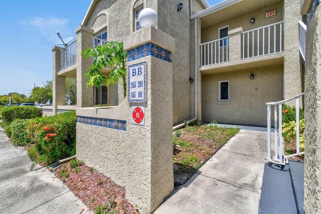 Building Photo - 1631 SE Green Acres Cir