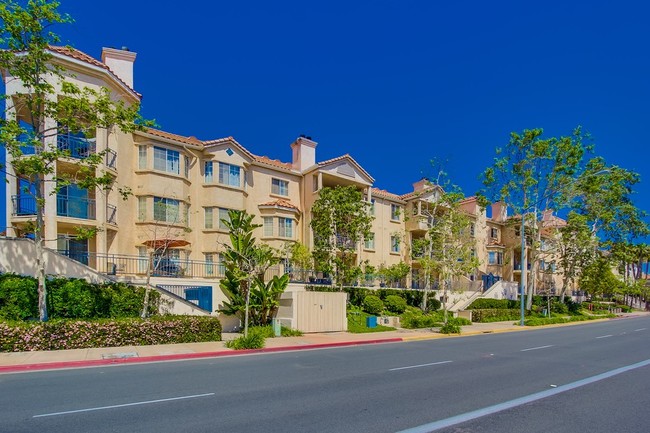 Building Photo - 550 Camino De La Reina