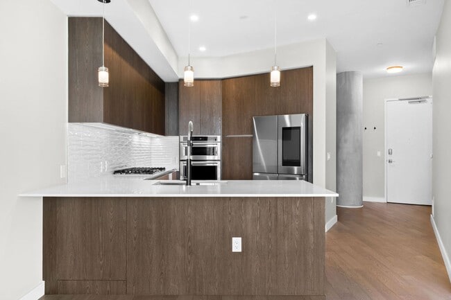 Foto del edificio - 6th Floor 1BD, 1.5BA Condo at the Lakehouse off Sloan's Lake