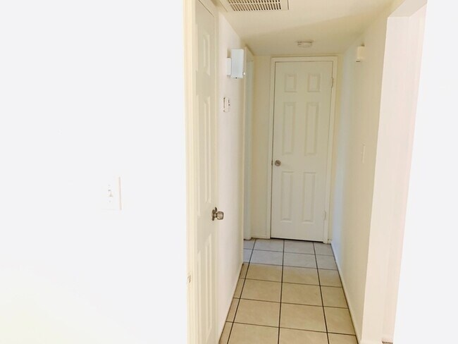 Building Photo - One Bedroom, One Bath Central Phoenix