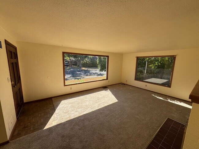 Building Photo - 2 Bedroom ~ 1 Bathroom House in Northwest ...
