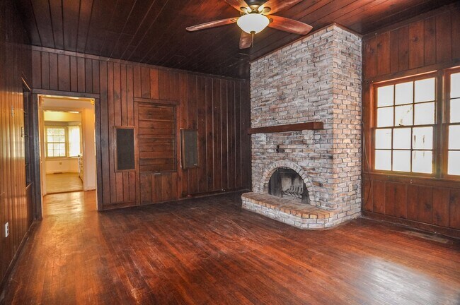 Foto del edificio - Pre-leasing Summer 2024! Charming 4 Bedroo...