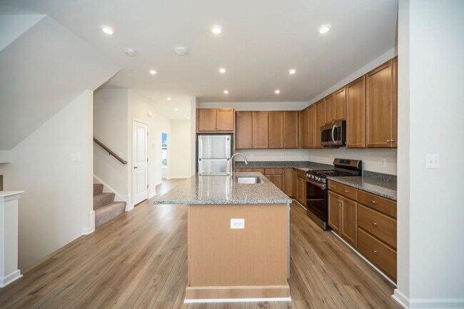 Foto del edificio - Close to everything!  Skyline at Embrey Mill!  Brand New Live and Work Townhomes.