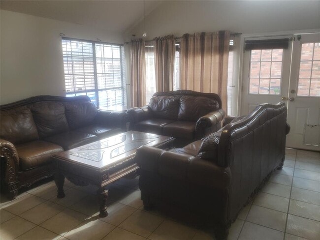 Building Photo - 3131 Meadway Dr