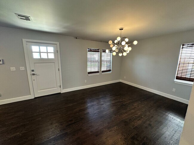 Foto del edificio - For Rent: Updated 3 Bed, 1.5 Bath Split-Le...