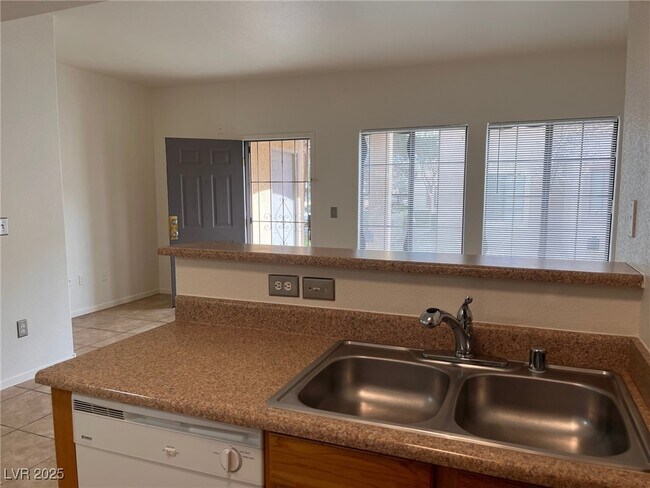 Foto del edificio - 2121 Hussium Hills St